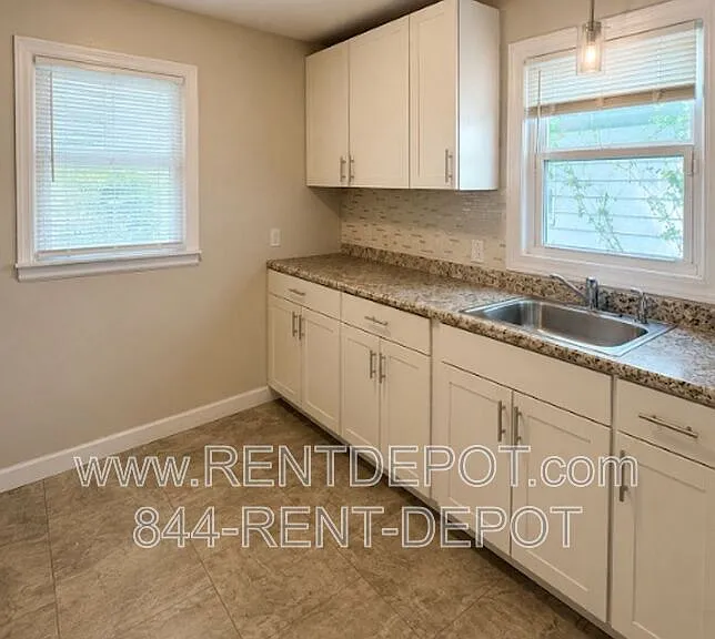 715 E Riverside Dr — Photo 3