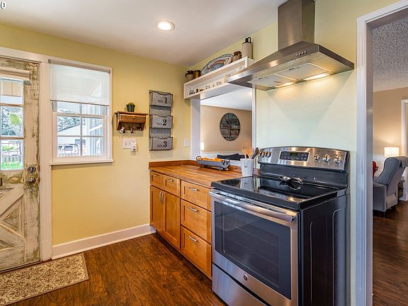 3rd image of 3401 E McLoughlin Blvd