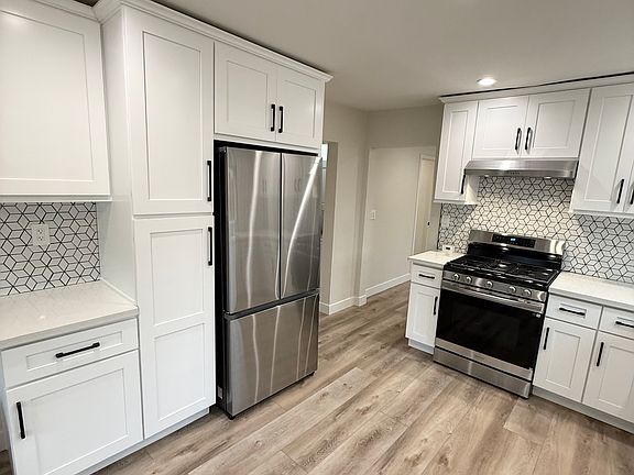 3rd image of 229A E Leadora Ave