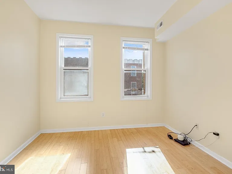 2476 Emerald St — Photo 16