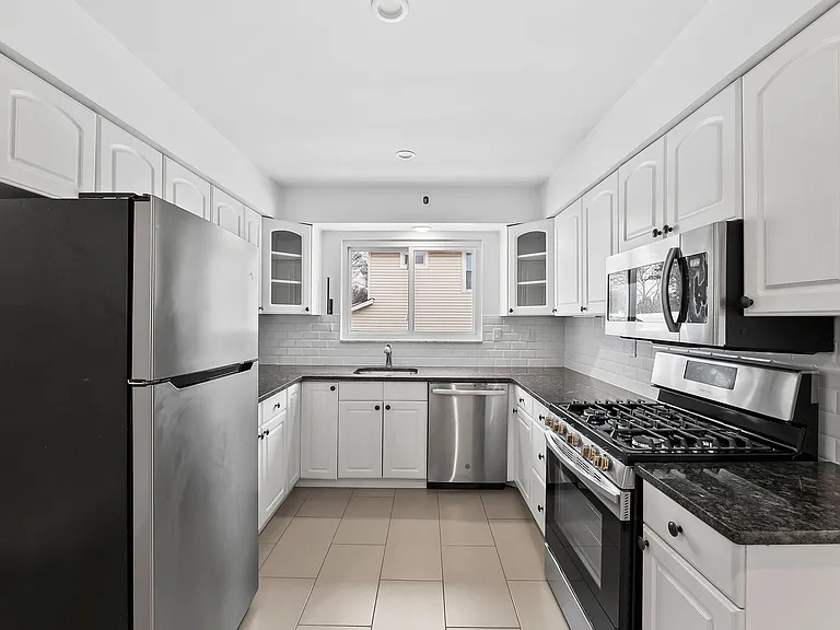 198 Conover Ave #4 — Photo 1