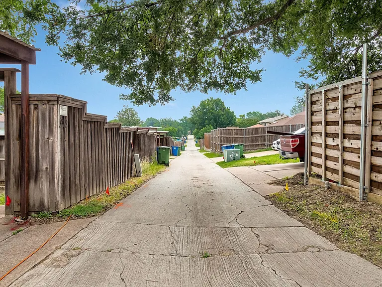 332 W Corporate Dr — Photo 18