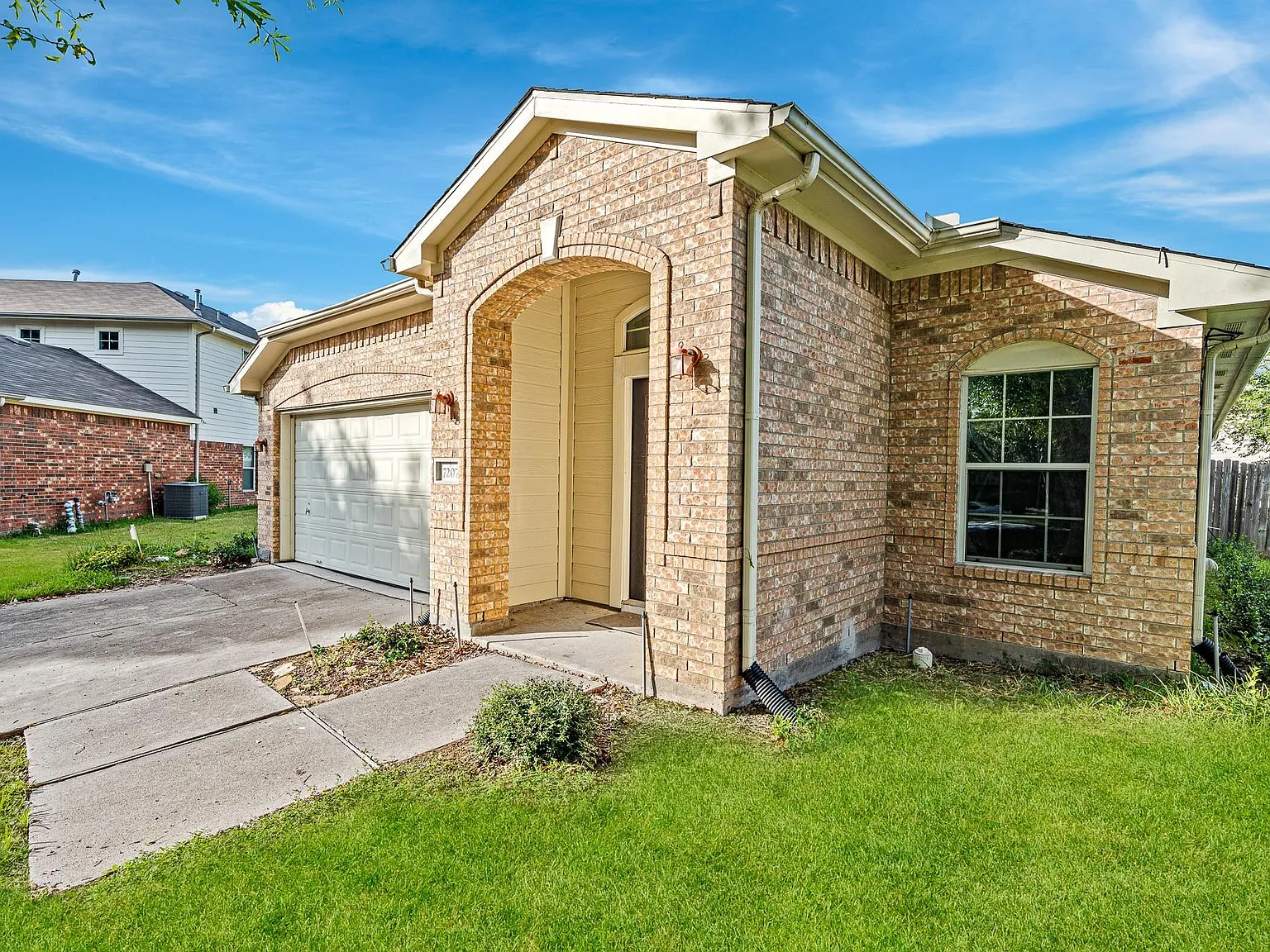 3 bed, 2.0 bath, 1707 sqft, $2,300 — Photo 2