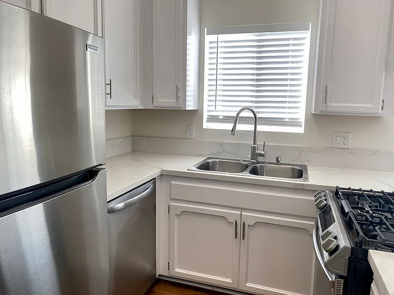 Upstairs 2BD Apartment Home! Great PB Location! Garage! AC! — Photo 8