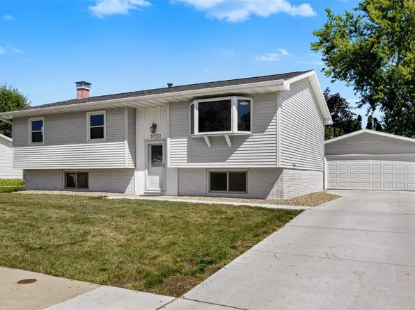 1050 Eisenhower Rd, Hiawatha, IA 52233