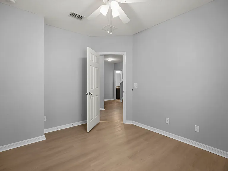 1300 Cavender Creek Rd — Photo 23
