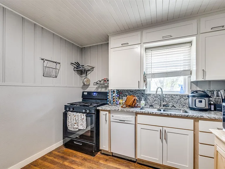 2300 W Lowden St — Photo 20