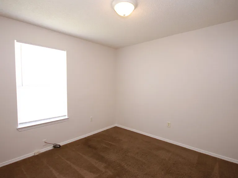 624 N G St — Photo 8