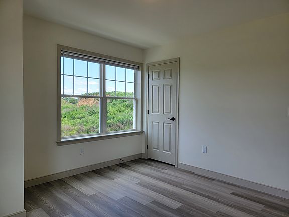 5th image of 11 Yacht Ave APT B