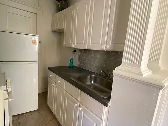 3rd image of 121 Park Dr APT 14A