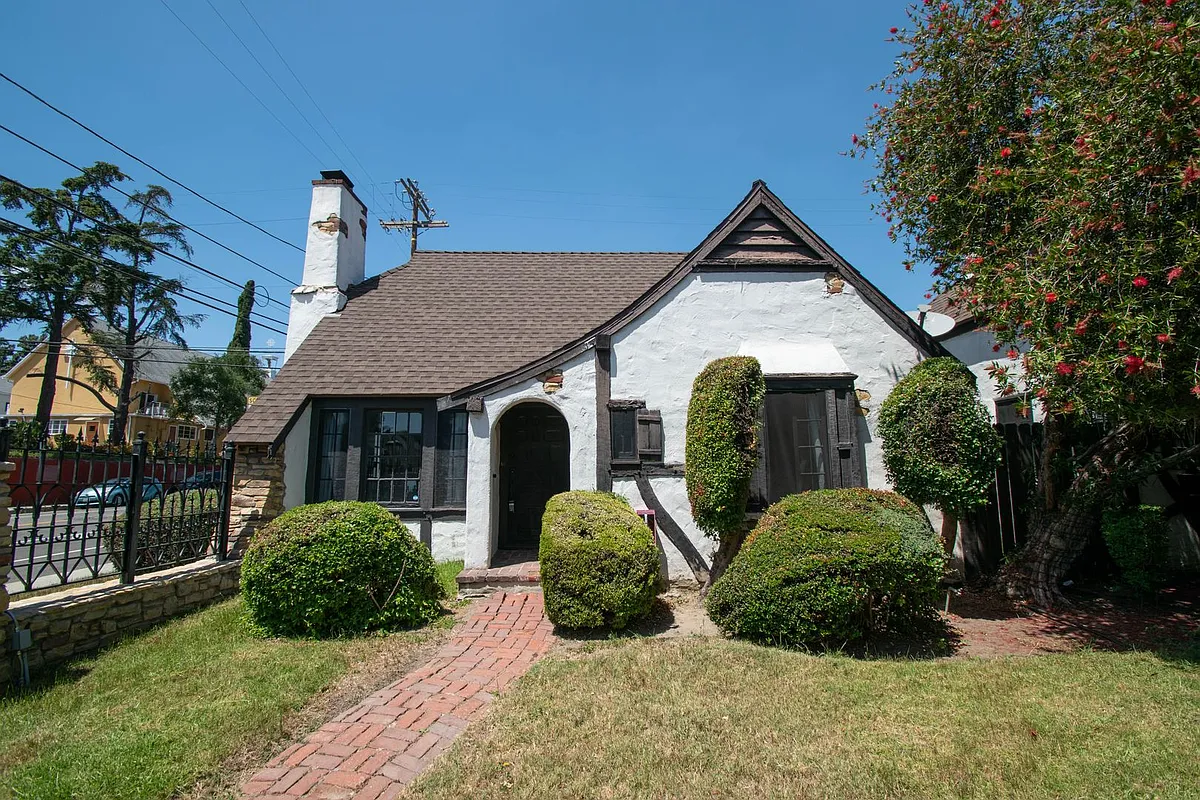 Building Photo - 2906