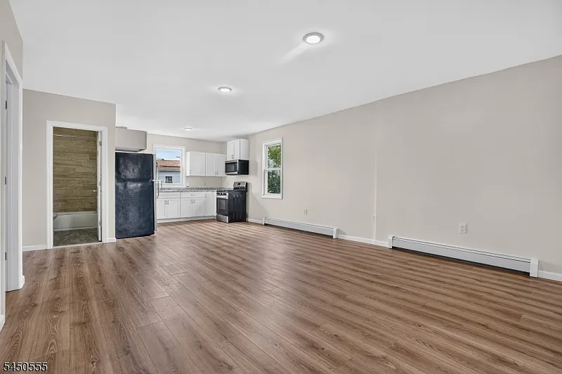 3 bed, 1.0 bath, $2,200 — Photo 2