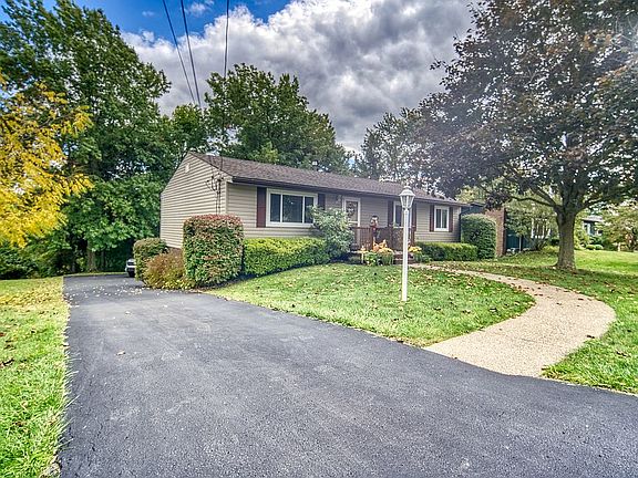 Driveway to 2 car garage 