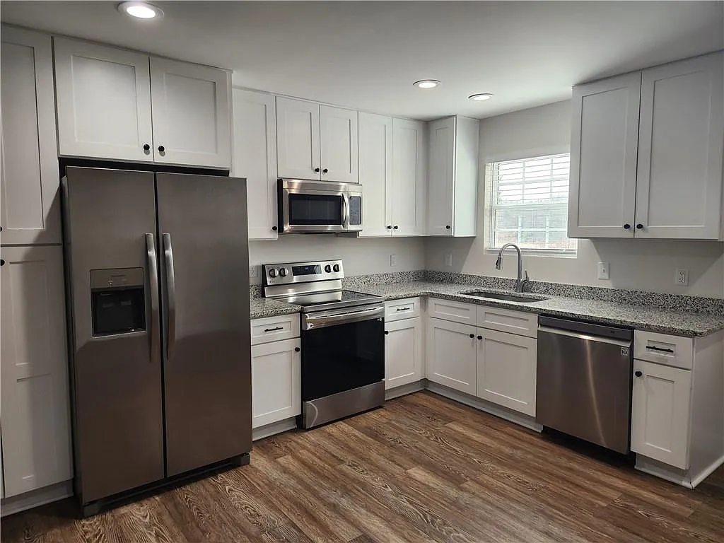 3 bed, 2.0 bath, 1332 sqft, $2,300 — Photo 3
