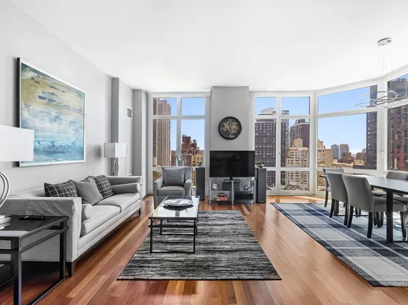 300 East 55th Street image 1 of 13