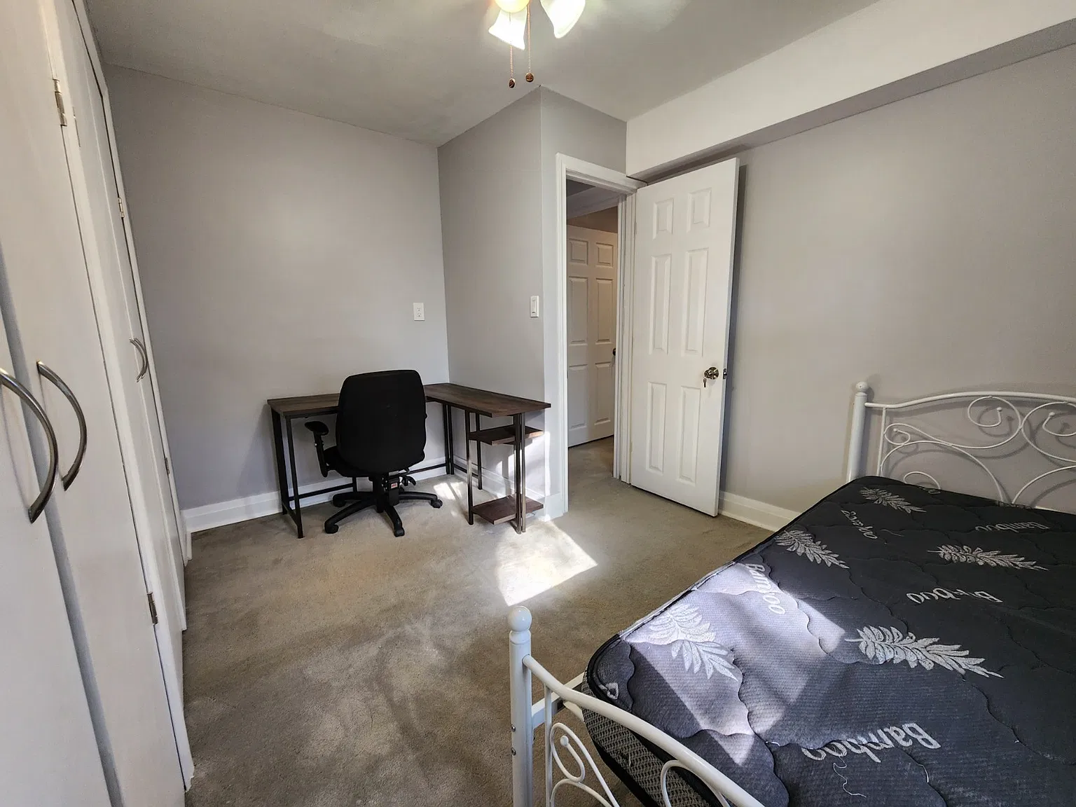 Studio, $598 — Photo 1