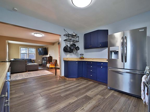 4th image of 115 Maple Ave E