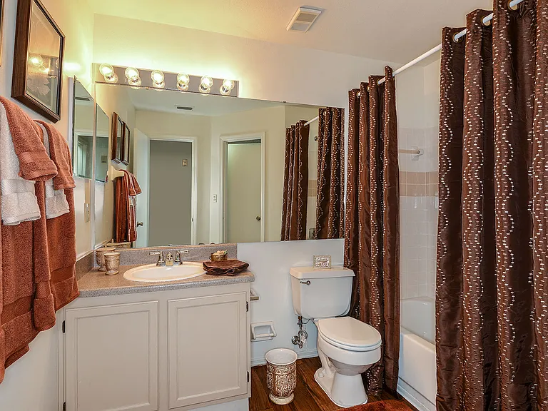 Colonial Pointe Apartments — Photo 18