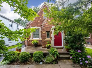 1308 Hampton Rd, Grosse Pointe Woods, MI 48236