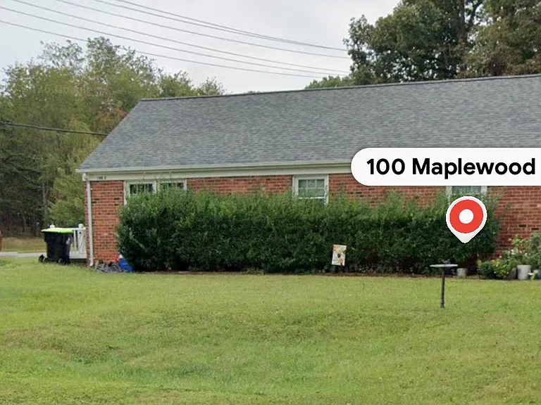 100 Maplewood Dr #B — Photo 1