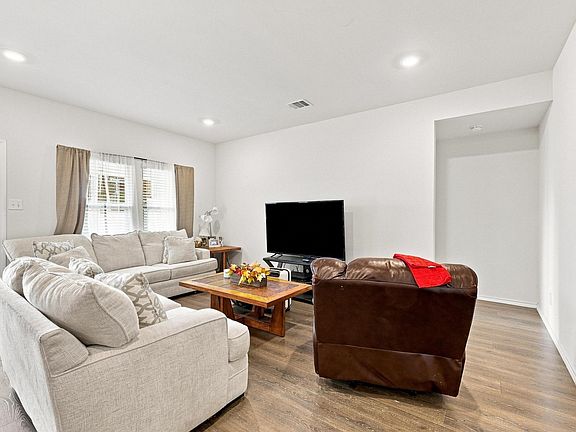 5th image of 2908 Royal Acres