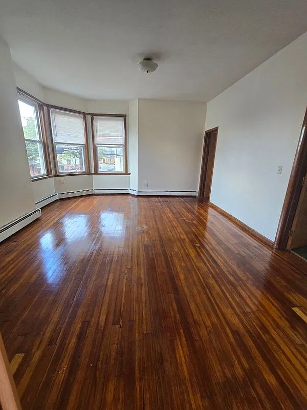 3 bed, 1.0 bath, 2016 sqft, $2,300 — Photo 3