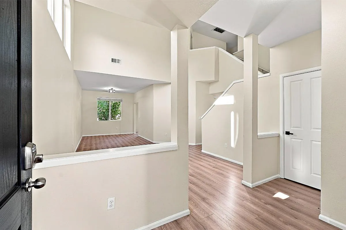 5 bed, 2490 sqft, $3,295 — Photo 4
