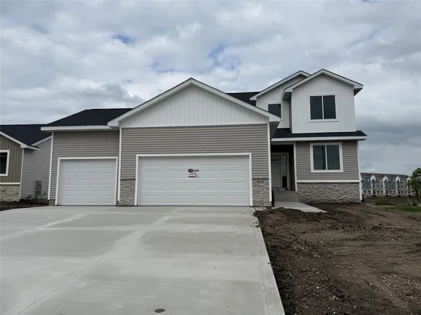 895 11th St, Waukee, IA 50263