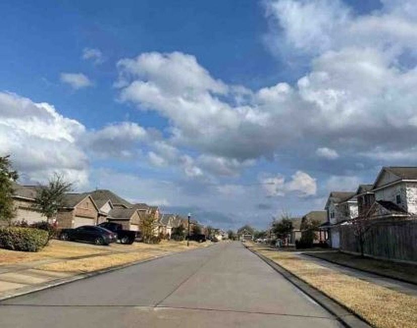 Exterior Neighborhood (street photo)