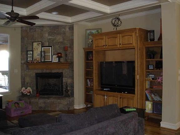 4th image of 621 Deerwood Ln