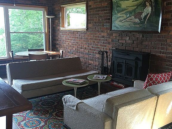 3rd image of 104 Elm Dr
