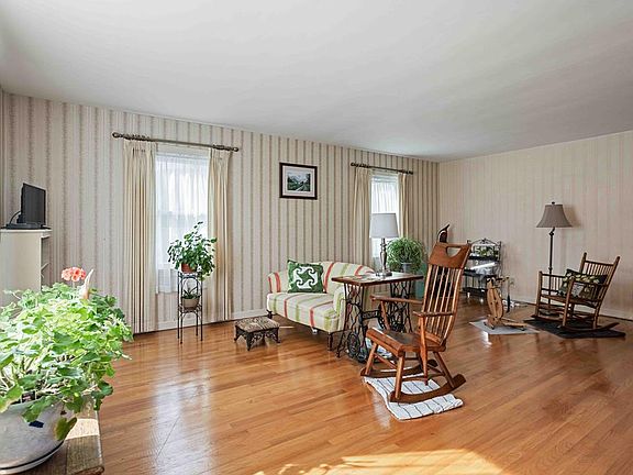 4th image of 103 Oak Ave