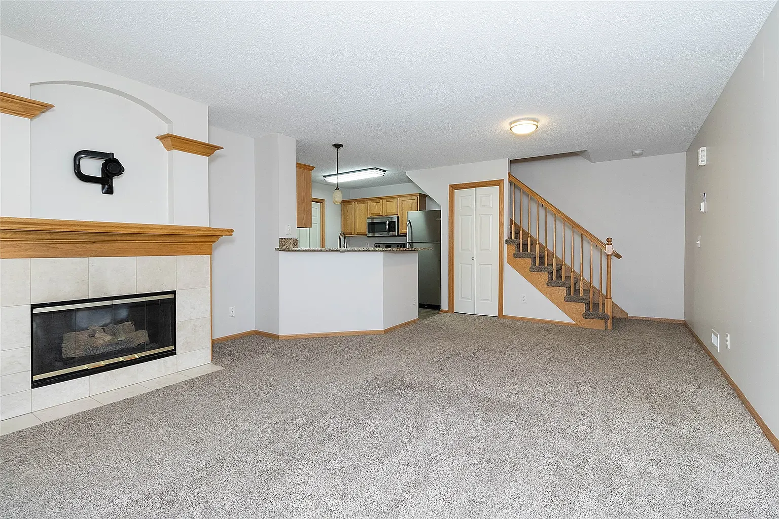 2 bed, 1.5 bath, 1279 sqft, $1,800 — Photo 3