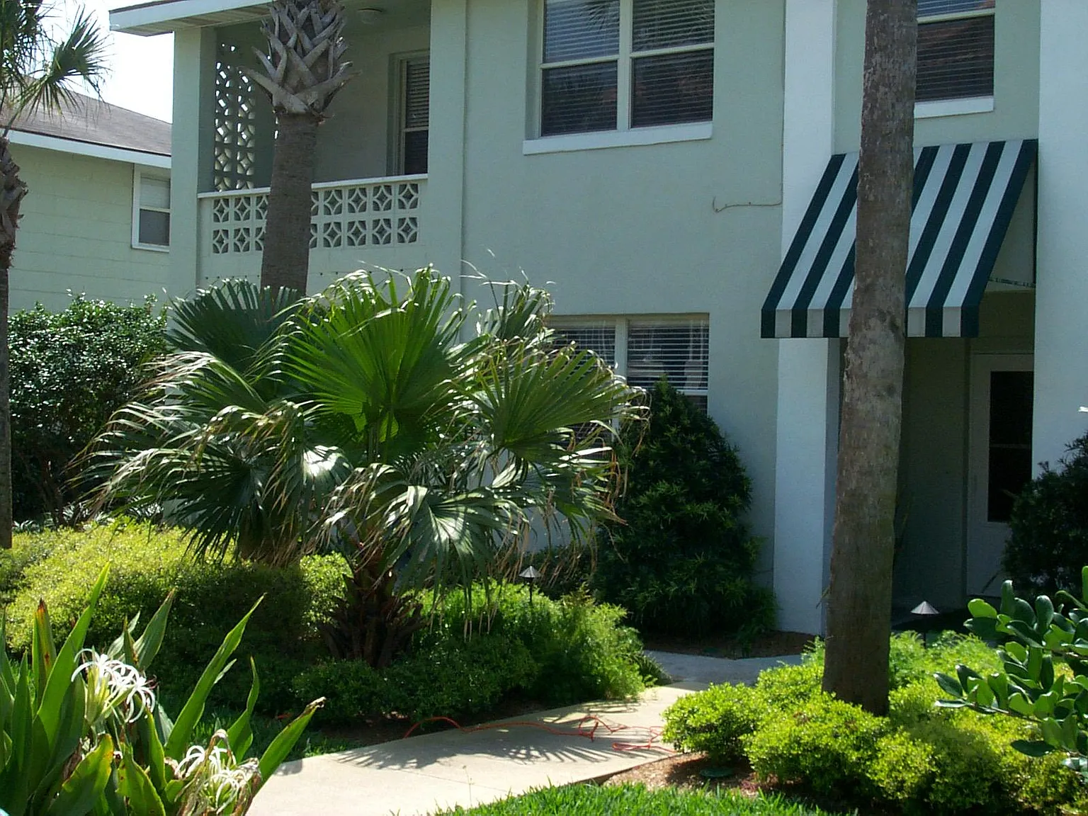 2 Bed - 1 Bath Ground Floor - 952 Sq Ft At $1750 / Month — Photo 3