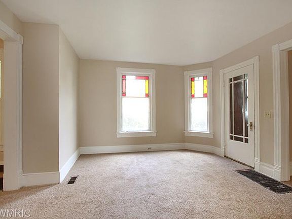 4th image of 1065 Prospect Ave SE