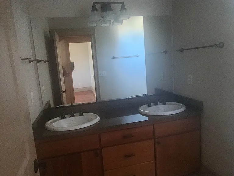 327 E Birch St — Photo 9