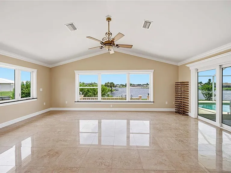 1714 Claw Ct — Photo 4