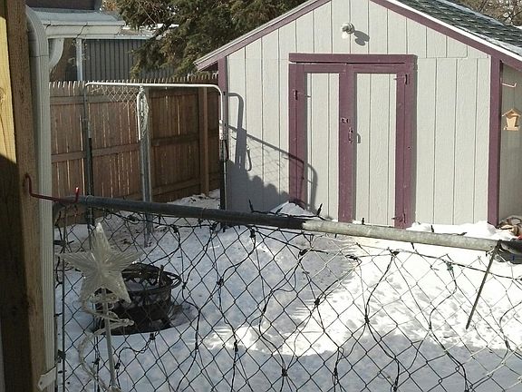 Storage shed/Fenced yard