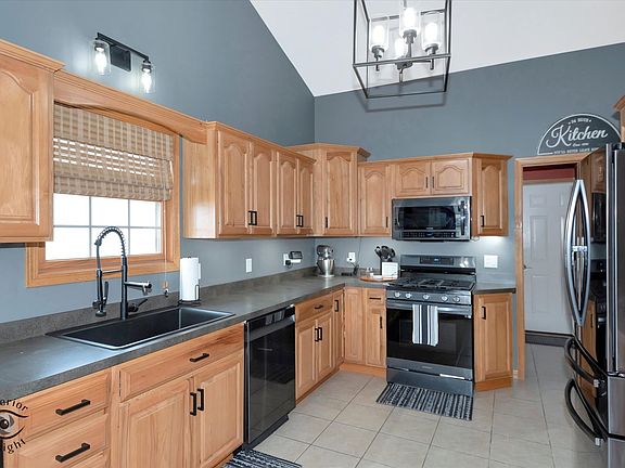5th image of 340 Centerpoint Dr S