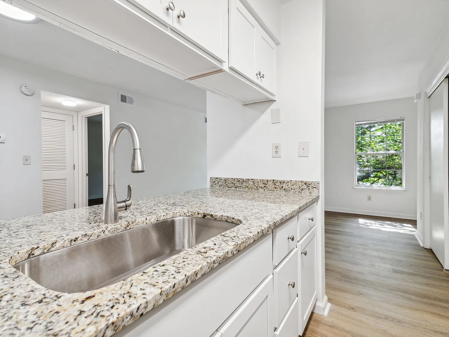 Amhurst III Apartments — Photo 3