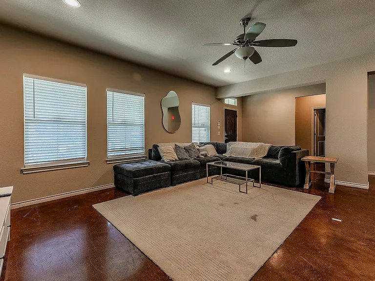 3144 Sandage Ave — Photo 3