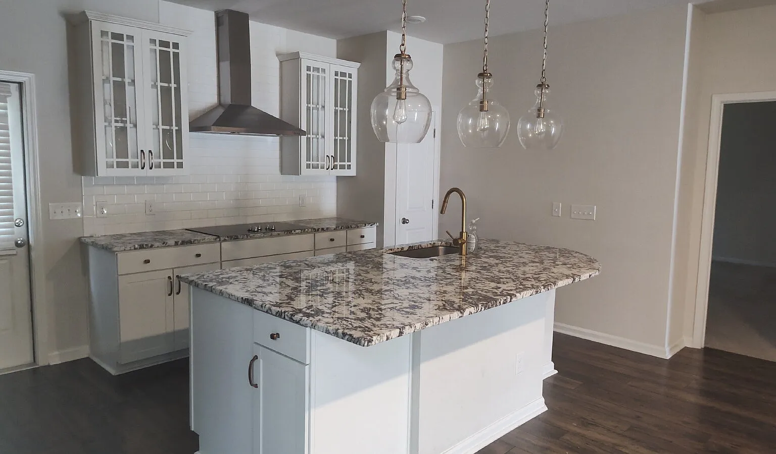 3 bed, 2.0 bath, 1716 sqft, $2,300 — Photo 4
