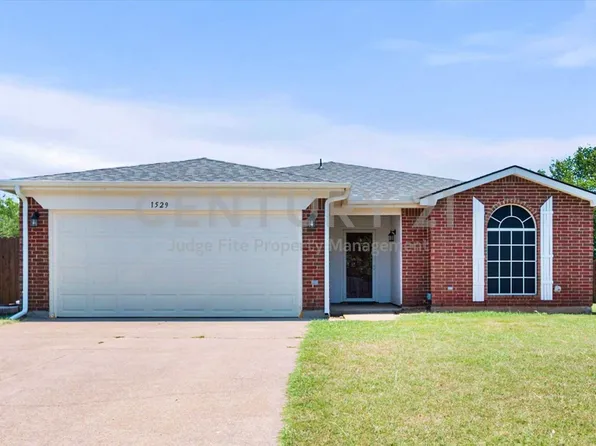 1529 Bluewater Dr, Cleburne, TX 76033