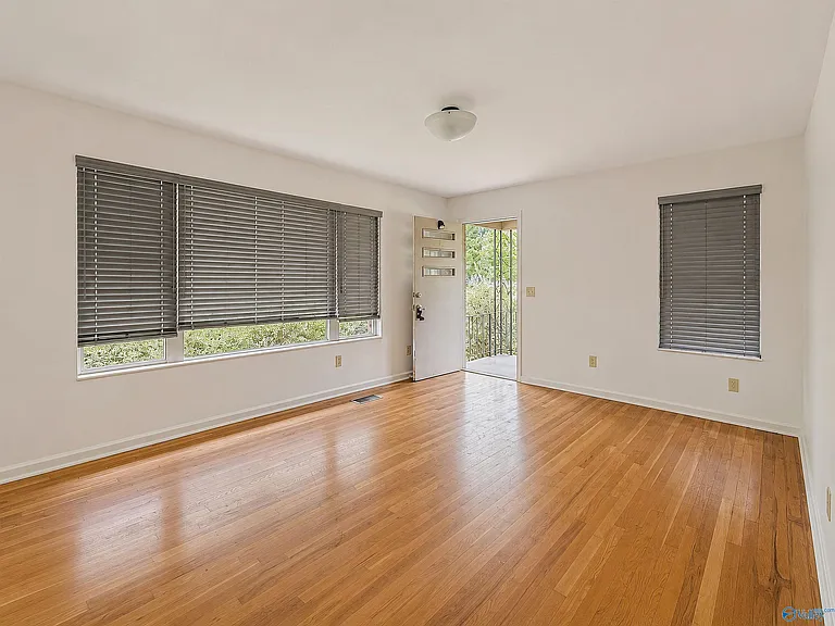 516 Ferry St NE — Photo 3