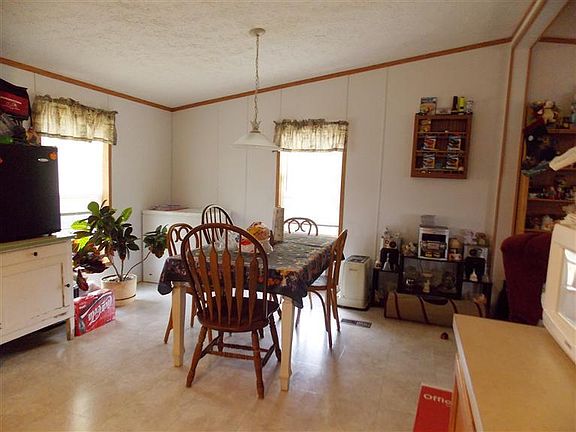 3rd image of 570 Roberts Ln