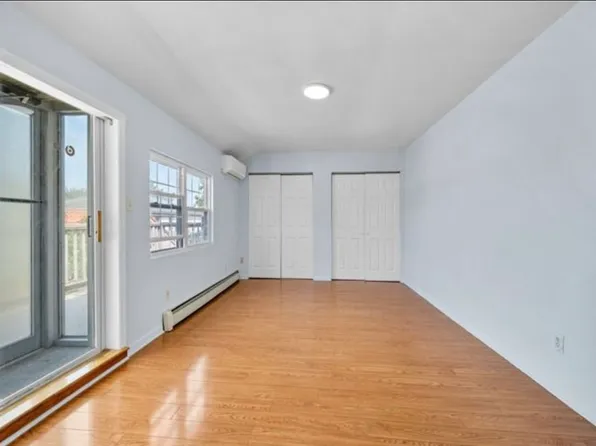 23009 64th Ave, Oakland Gardens, NY 11364