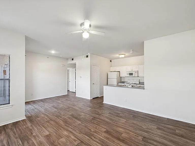 Tivoli Apartments — Photo 5