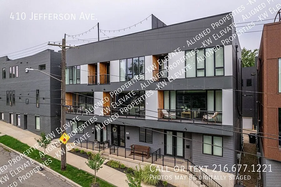 Cleveland Stunning 3 Bedroom Home with Rooftop Oasis! — Photo 3