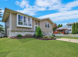 17 Highbury Dr, Elgin, IL 60120