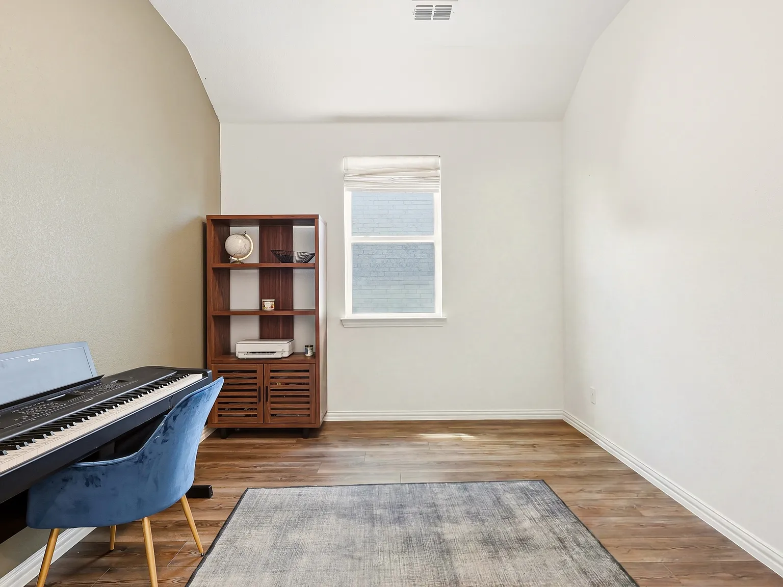 4 bed, 2252 sqft, $2,500 — Photo 4